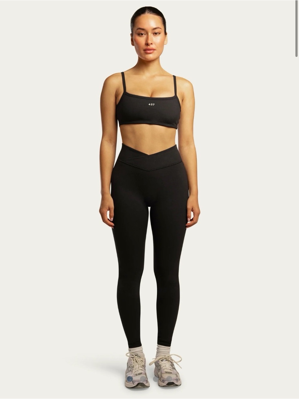 Black 437 the v leggings medium